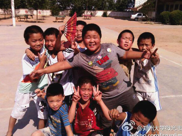 7��17�������ƻ����s�Q���룬��������ٿh�R��ƺ�l(xi��ng)��?j��ng)_С�W��ȭ��С꠆T����Ȼ�����ڵ��ž������������ڞ��������ݴ�W��΢�⡱־Ը�߈F��e�k�ĵ���ˇ�R�����ʂ䡣