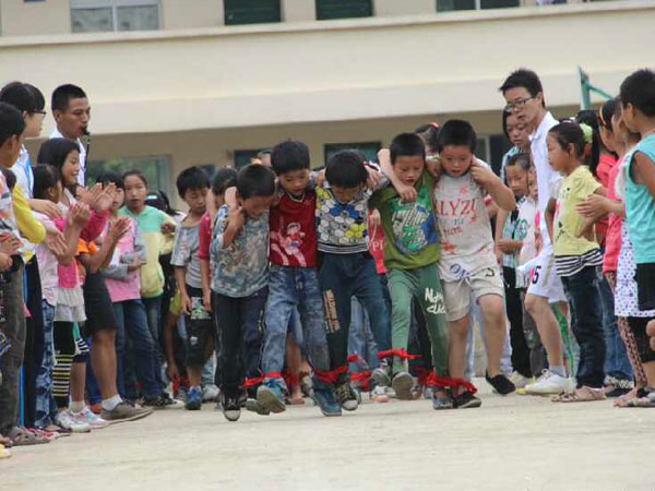 7��28�գ��V�|�̌W(xu��)Ժ��С�ٟ���ɽ�^(q��)���W(xu��)����֧���(du��)������С�W(xu��)�e�k���\(y��n)��(d��ng)��(hu��)���mȻ��(ch��ng)�ز�δ�޽��ã��������(du��)�T��Ŭ���ͺ��ӂ���ƴ�������\(y��n)��(d��ng)��(hu��)�A�M(m��n)�Y(ji��)�����D�麢�ӂ�?c��)ڱ�ِ�ЈF(tu��n)�Y(ji��)�f(xi��)��������(zh��ng)������