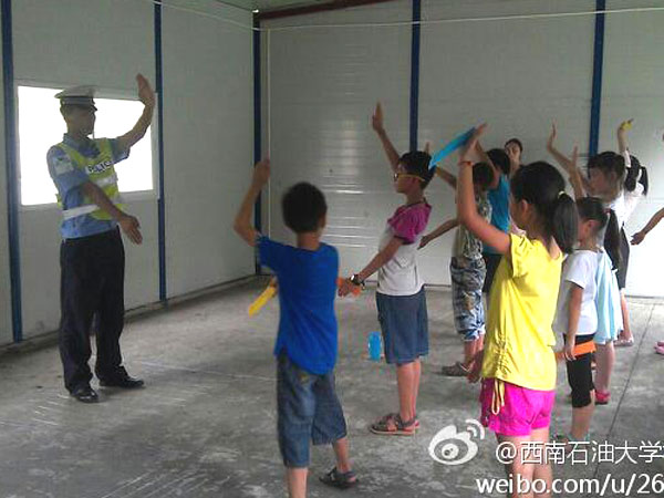 7��24��������ʯ�ʹ�WУ��ӛ�߈F���Ű�֧��־Ը꠽o���ӂ�������һ�ò�һ�ӵ��I(y��)�w��n�����а������t(y��)�����ώ������죬�ƌW������ώ���N�I(y��)��꠆T��ϣ�������ӂ��ڸ����I(y��)�ώ�ָ�������܌�δ����������Mϣ�����D�顰���������ڽ̌����ӂ���ָͨ�]�Ļ��A�ք���