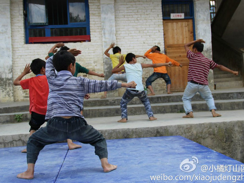 7��31������С�ٟ���ɽ�^(q��)���W(xu��)����֧�����ǭ����ؑ�S�h�����l(xi��ng)����С�W(xu��)����20���֧�̻�Ӽ����Y(ji��)���������������ҵ�Ͷ�뵽����ˇ�R�ݵĜ�(zh��n)���A�����D�麢�ӂ��ڞ�R���u�����ž���