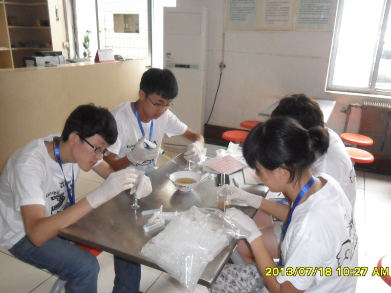 7��27�գ����ϴ�W(xu��)���YԴ�ɡ����������(sh��)�`��꠵��_(d��)��һ����(sh��)�`�ء����ĳ���꠆T���R��ͣ��ǰ����һ��ȡ���c(di��n)�M(j��n)��ȡ�ӹ������D��꠆T���ڌ�200ml�Ę�Ʒ�b�M(j��n)20��С������ԇ��ƿ����