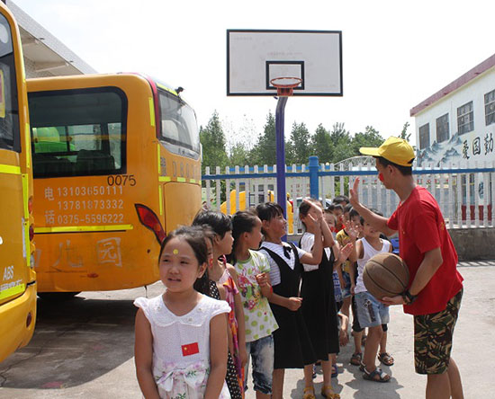 ���Ϲ��I(y��)��W��(j��ng)���Q(m��o)�׌WԺ����ϵ�P�h�������ж�������������`꠵�����ʡƽ�ɽ���P�hѦ���(zh��n)���Ӝϴ���ӢС�W�_չ֧�̻�����e�k��ӢС�W��һ��Ȥζ�\�ӕ���׌�W���w���W��ƥ�˾������D��־Ը�߽o�W���ĄŃ�������