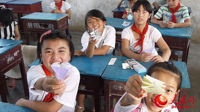 ���ϿƼ���W��һ��һ·���x��֧���c���ʷ�ؚ�{(di��o)�Ќ��`�F��������ꖿh��¹ɽ�(zh��n)�u�ŸG���_չ�x��֧�̺ͷ�ؚ�{(di��o)�У�־Ը�߽o���ӂ��_�O�ֹ��n�����D�麢�ӂ�չʾ�ֹ���Ʒ�����F��ṩ��