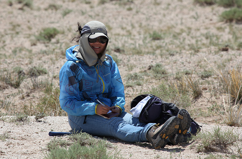 毛方園在野外科考現(xiàn)場(chǎng)。受訪者供圖