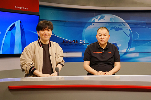 電影頻道節(jié)目中心副總編輯王平久（右）、音樂制作人常石磊（左）做客人民網(wǎng)。人民網(wǎng)記者 皇甫萬里 攝