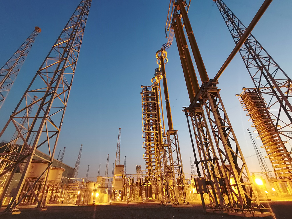 ±660kV巴基斯坦默蒂亞里-拉合爾（默拉）直流輸電項目拉合換流站夜景。（國家電網供圖）