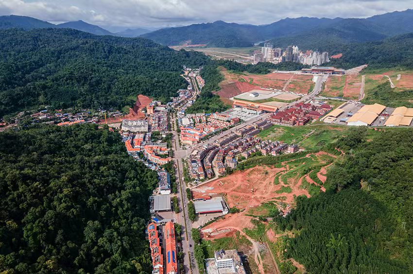 磨憨口岸俯瞰，右前方高層白色建筑群為老撾境內(nèi)。人民網(wǎng)記者 符皓攝