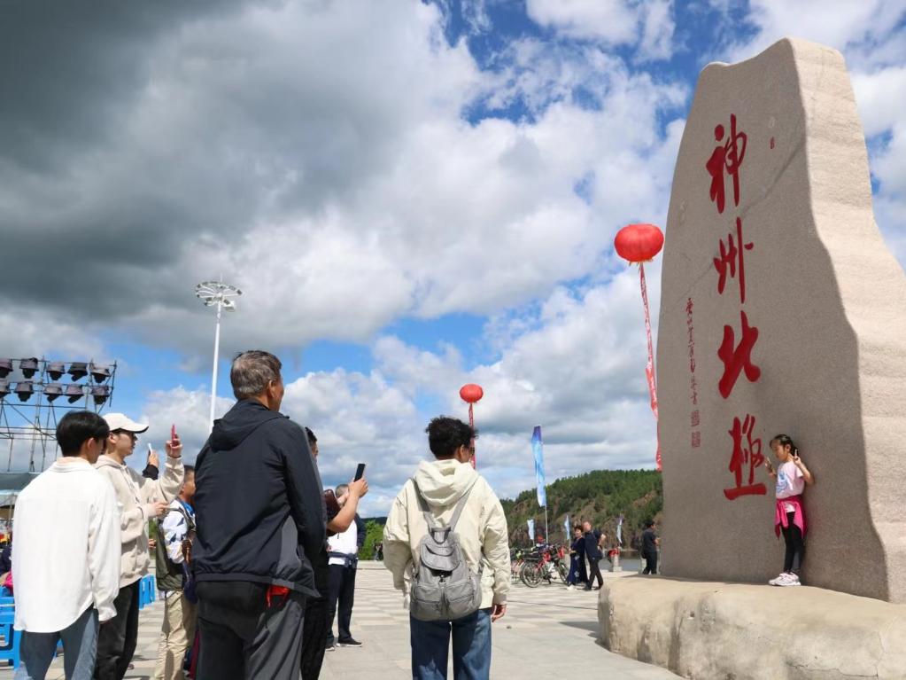 游客在漠河市地標(biāo)前打卡。新華社記者 徐凱鑫攝