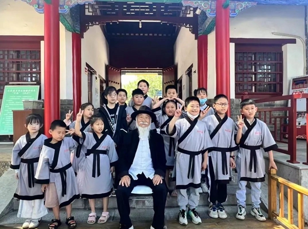 聽孔廟歷史見證人——白胡子爺爺講述臨沂城過去的故事。臨沂市博物館供圖