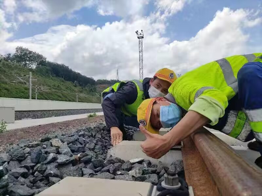 佟郎（左）正在檢修鐵路。受訪者供圖