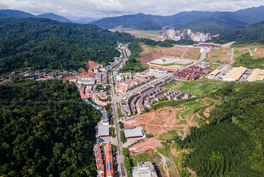 磨憨口岸俯瞰，右前方高層白色建筑群為老撾境內。人民網記者 符皓攝