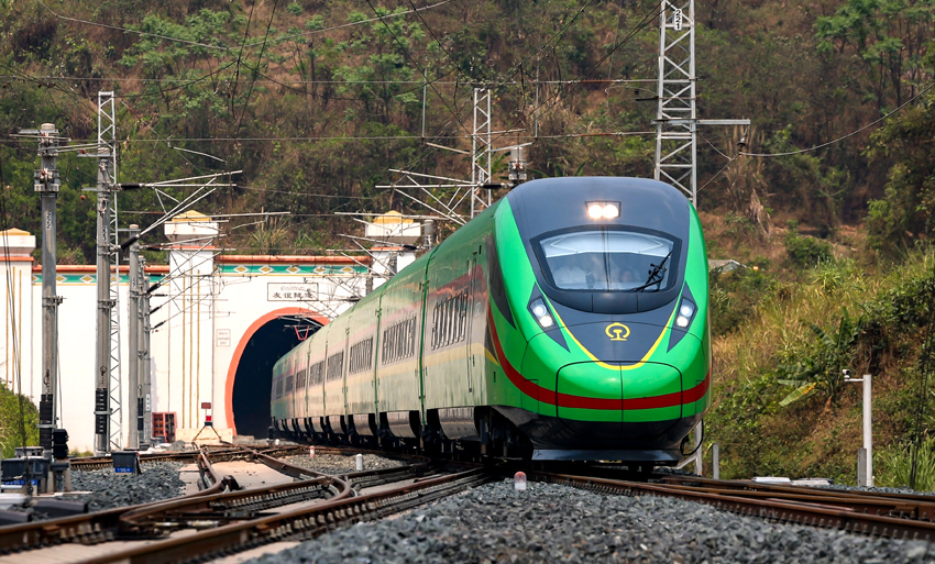 “復興號”動車組列車駛過友誼隧道。徐章位攝