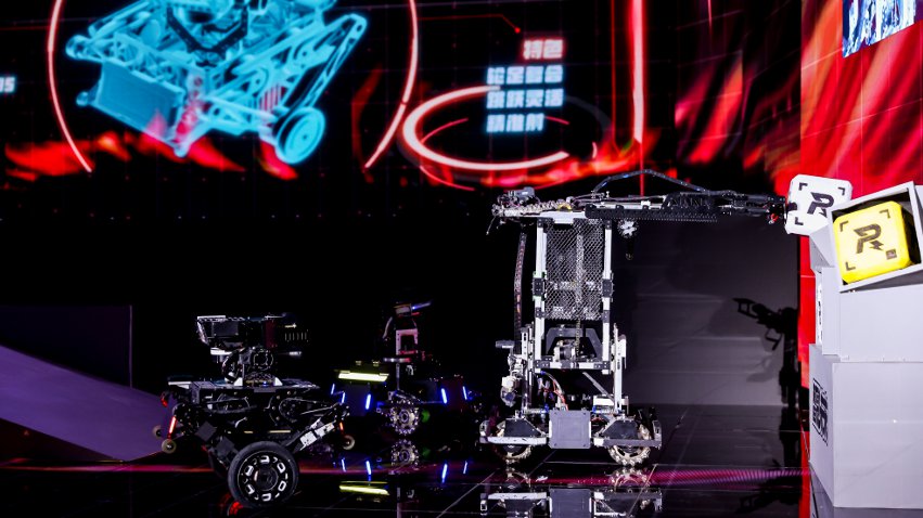 武漢工程大學(xué)大學(xué)生們帶來(lái)的機(jī)甲大師對(duì)抗比賽。主辦方供圖